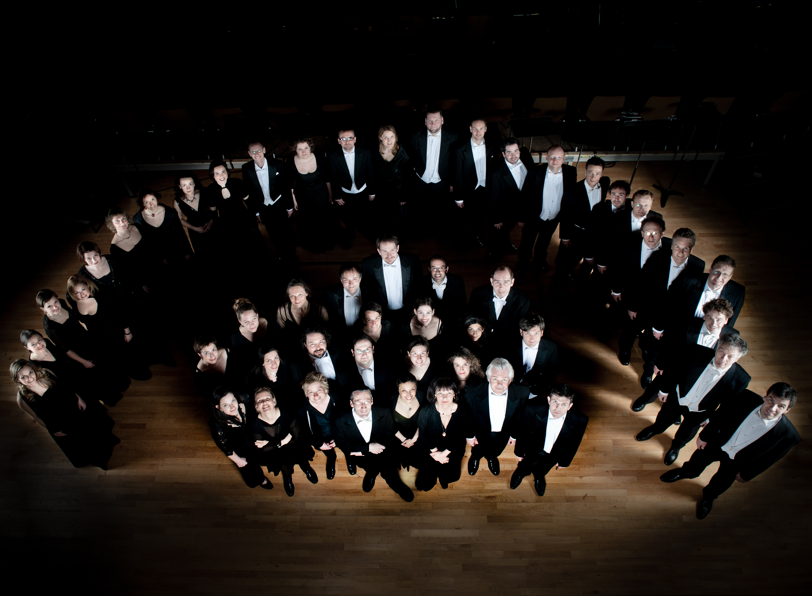 Orchestra choir. Хор в Германии. Классический хор. Хор в смокингах. Класс для занятий хора и оркестра.